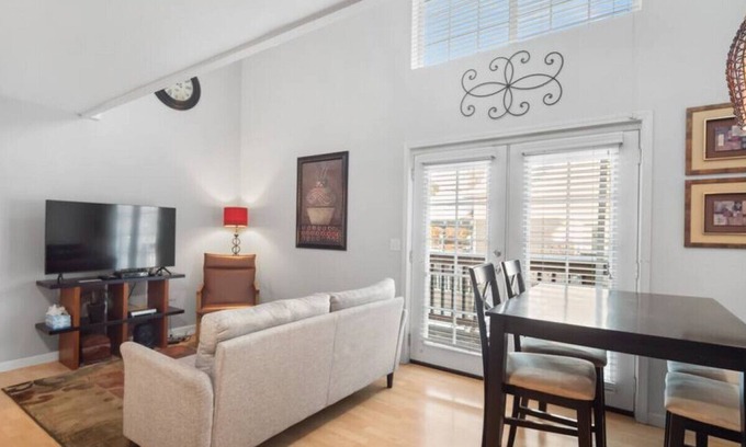 South Perry District Apartamento | 1110 E 8th · Entire Townhouse 1 bed COZY townhome w/king bed