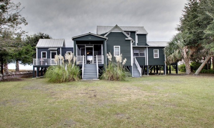 Sullivan's Island Casa | Histórico frente al mar 4BR - 1111 Middle Street! Construido en 1810! Destacado en la película de Hollywood! $ 250 de crédito de alquiler de playa! ¡Siéntate y disfruta del puerto de Charleston!