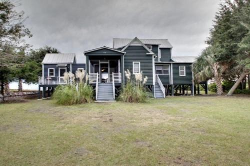 Sullivan's Island Casa | 1111 Middle Street by AvantStay Charming Historic Cottage Featured in Dear John Movie Beach Access