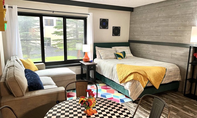 Snowshoe Condominio | 1112 Ski In/ Ski Out Condo - The Retro Roost