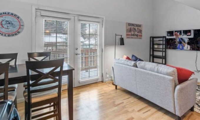South Perry District Apartamento | 1114 E 8th · GONZAGA theme townhome w/King bed 6 mins to campus