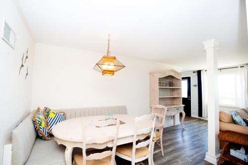 Balboa Peninsula Casa | 1121 E Balboa Blvd A