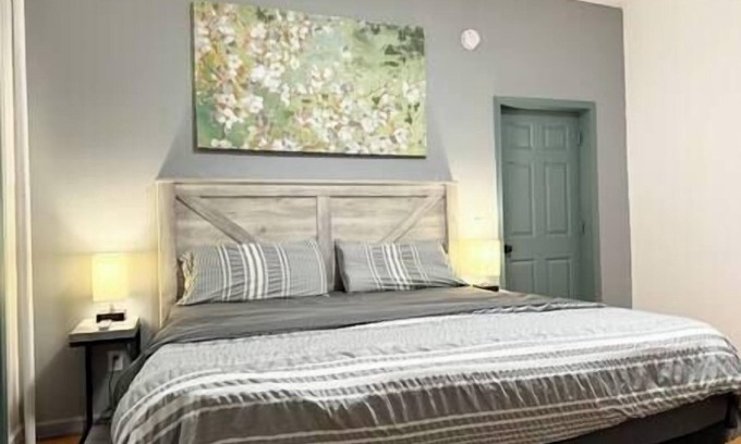 Dubuque Apartamento | 1157#2 / First floor, King bed, Free parking,