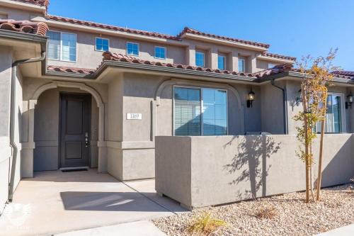 Washington Casa | 1169 Spacious Townhome at Escondido