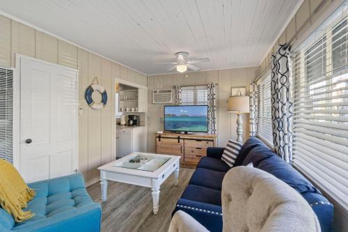 Balboa Island Casa | 118 Emerald Ave A & B