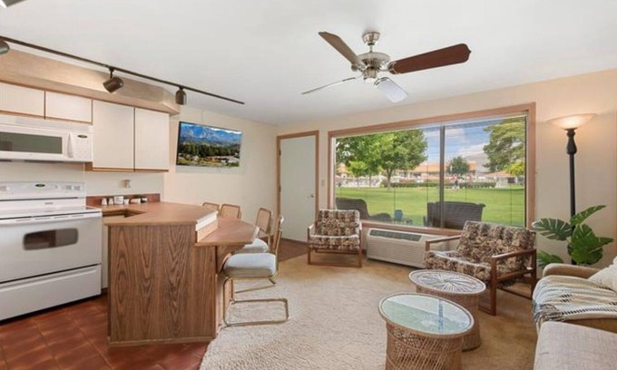 Quincy Condominio | #119 Crescent Bar Tropical Paradise with access to large pool and hot tub