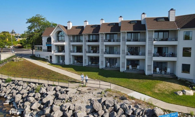 Charlevoix Casa | 119 Edgewater Inn