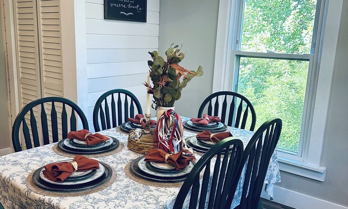 Williamstown Casa | 11am checkout time! Charming modern vintage cottage only 4 minutes to the ARK!