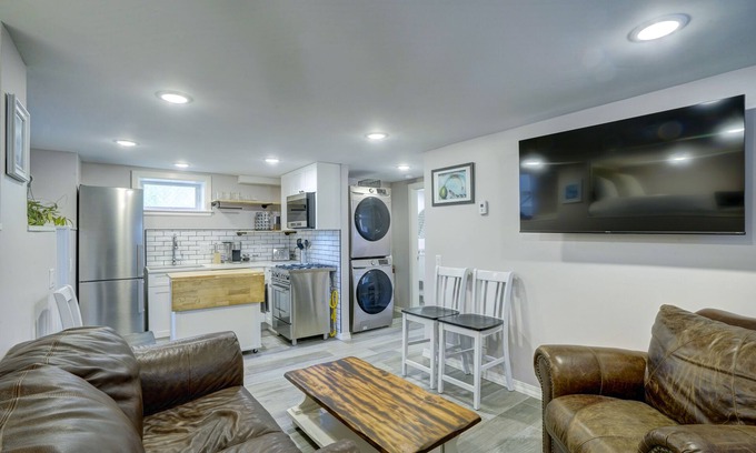 Franklin to the Fort Apartamento | 11th Street Chic EcoRetreat with Brookinen Sheets Private Entrance & Fenced Yard