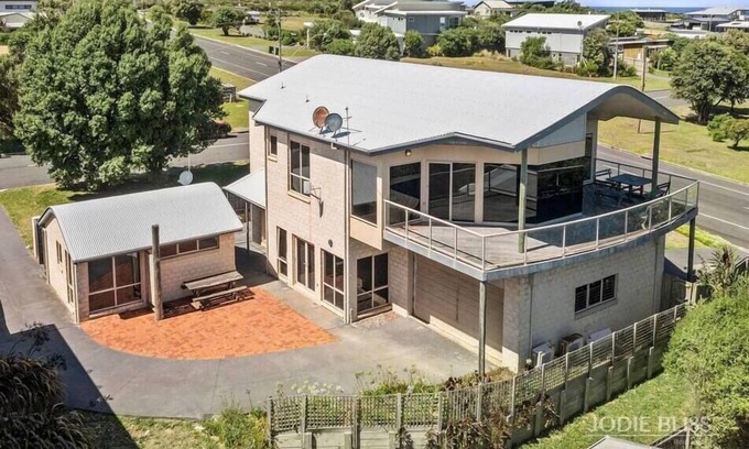 Port Campbell Casa | 12 Apostles Beach House; with ocean & valley views