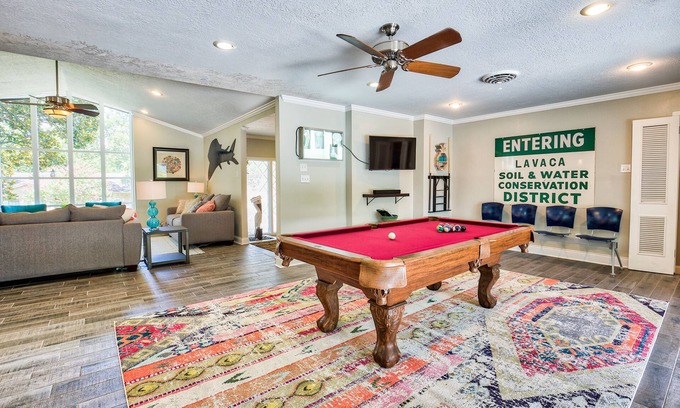 Brenham Casa | Camina hasta el centro, compra en Round Top.