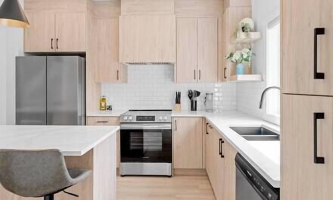 Southwest Calgary Casa | 12 Guests | 2 King Beds | Ping Pong| 6 BR| Garage