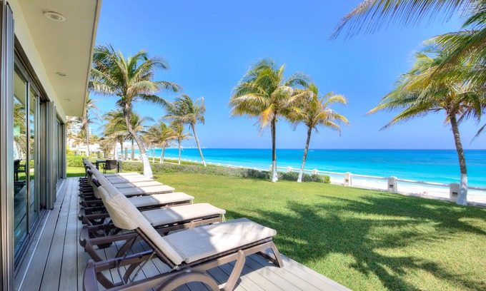 Zona Hotelera Villa | Beachfront Villa with breakfast included