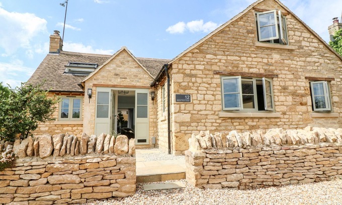 Kingham Cabaña | 12 MANOR FARM CLOSE, family friendly, with open fire in Kingham
