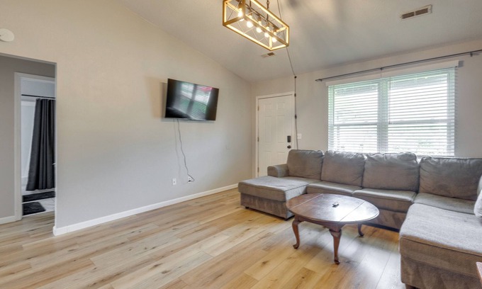 Pontoon Beach Cabaña | 12 Mi to St Louis: Pet-friendly Metro East Home