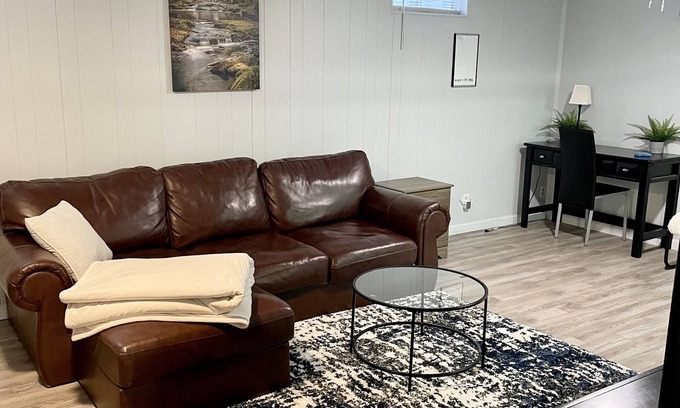 Dupont Apartamento | 12 min to Downtown! Child&Pet Friendly , Fully Stocked Kitchen, W/, Back