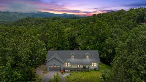 Foxfire Estates Casa | 12 Min to Downtown Sleeps 16 Hot Tub Fire Pit