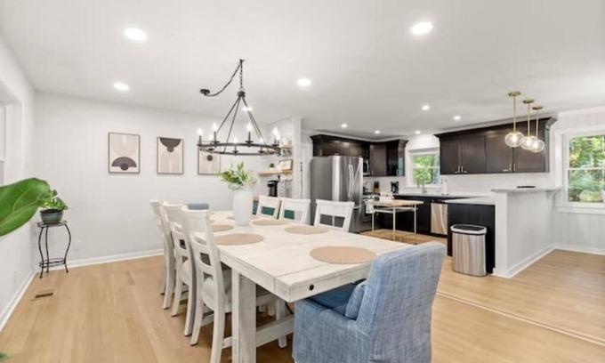 Acworth Casa | 12 min to Lakepoint Sports! 5 bedroom house. Game room. Fire Pit. Weddings!