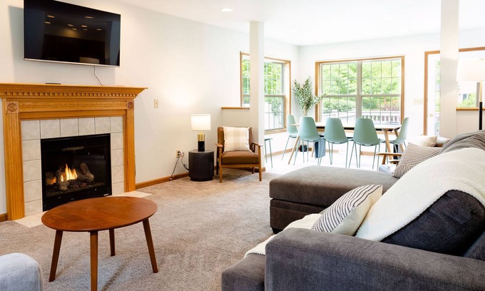 Gansevoort Casa | 12 Min to Saratoga! Pet Friendly, Spacious, Peaceful and Inviting