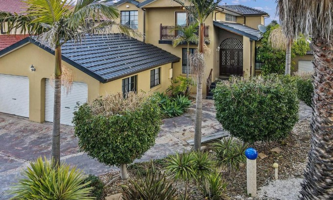Keilor Downs Casa | 12 mins to Mel Airport-Good Wood House