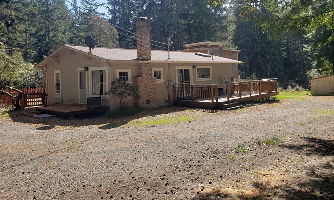 Albion Casa | 12 minutes to Mendocino Family-sized home with large deck with grill and seating
