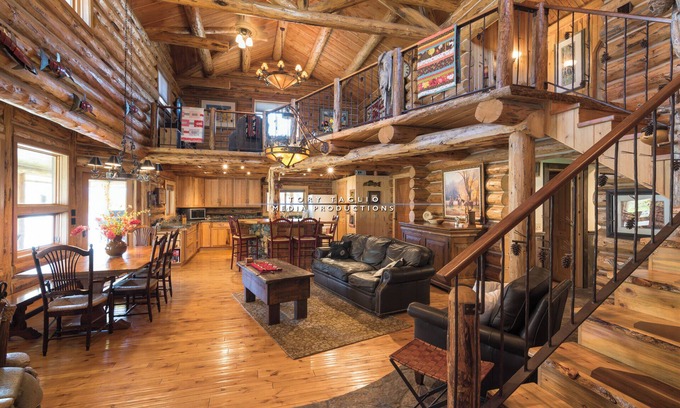 Stanley Cabina | 12-person cabin with AC and WiFi on the river across from downtown Stanley