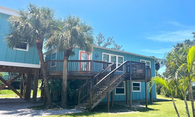 Mid Island Casa | 120 - 122 Falkirk Island Cottage - Quaint apartment by the Beach!
