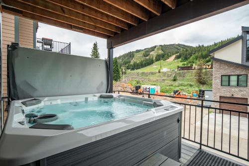 Old Town Casa | 120 Cedar Drive, Slopeside 4BR Townhome with Mountain Views & Hot Tub