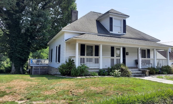 Mount Airy Casa | 120 year old home located in the heart of Mayberry and the Yadkin Wine Valley