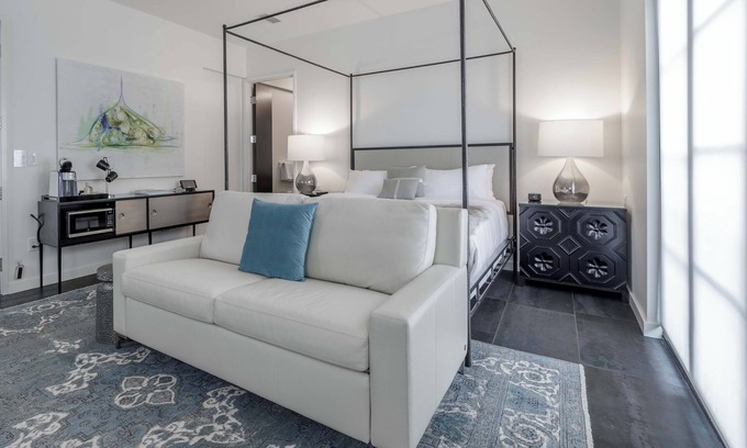 Midtown Hotel | 121 Hotel by AvantStay | Modern Executive Suite w/ Juliet Balcony In Nashville!