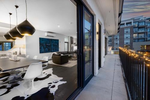 West End Casa | 121 Hotel Floor 1 2 by AvantStay Sleeps 34 10 Units in Nashville