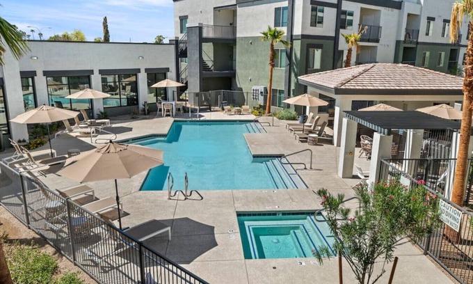 Phoenix Apartamento | 125 2 BR near State Farm & Parks w/ Gym & Heated Pool