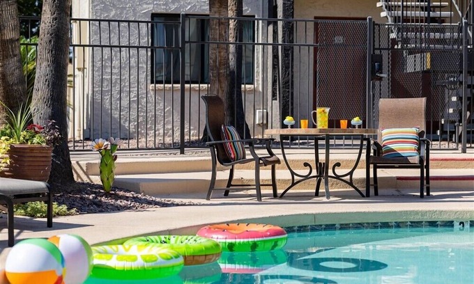 New Papago Parkway Apartamento | Un dormitorio amueblado con GOLF GRATUITO, ACCESO GRATUITO PARA GIMNASIO, PISCINA GRATUITA, CABLE GRATUITO Y MÁS