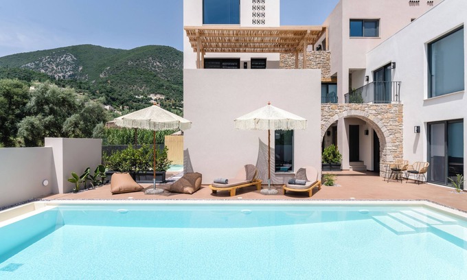 Nidri Hotel | 13 Keys Suites