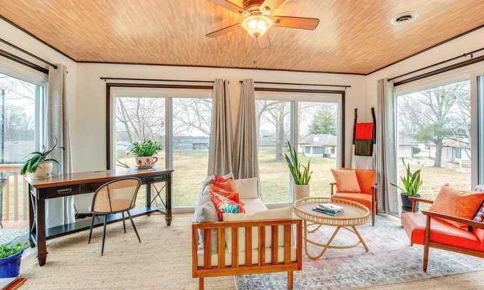 Blue Springs Casa | 13 Mi to Arrowhead Stadium: Blue Springs Home!