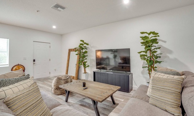 Memphis Condominio | 13 Mi to Beaches: Pet-Friendly Condo in Palmetto!