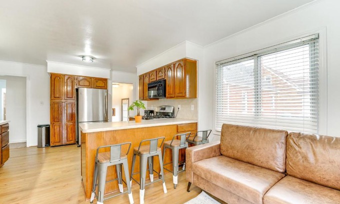 Dearborn Casa | 13 Mi to Downtown Detroit Bright Home