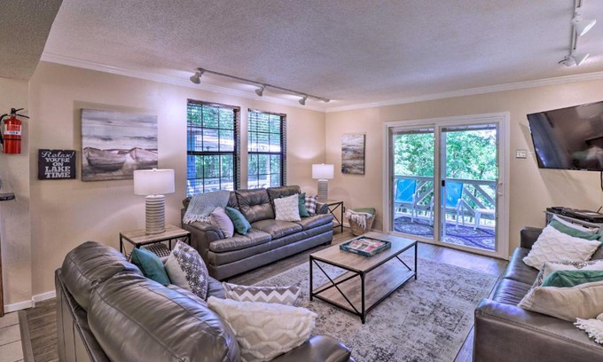 Royal Casa | 13 Mi to Hot Springs Serene Royal Home with Deck!