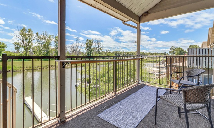 Oak Harbor Condominio | 13 Mi to Port Clinton: Lake Erie Getaway w/ Dock