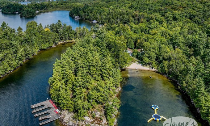 Muskoka Lakes Cabaña | 1300' of Ultra Private Frontage! 3bed 2bath! Waterfall! Tennis Court!