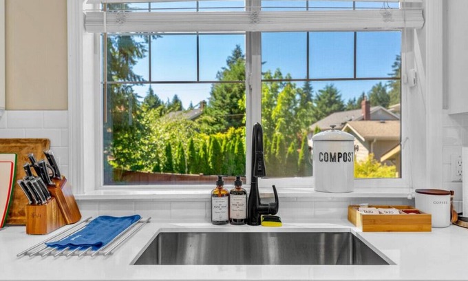 Kirkland Casa | 13027 Kirkland · Pleasant 2b2.5b Home in Kirkland