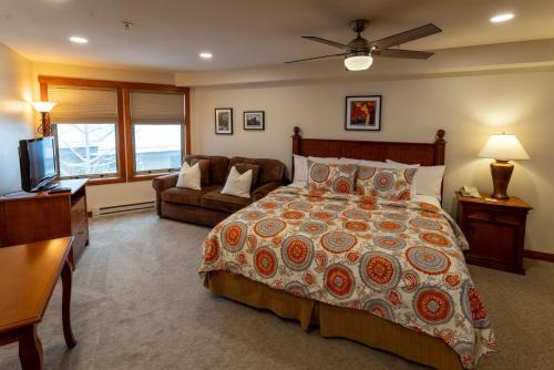 Salt Lake Mountain Resorts Hotel | 1307B - King Standard Eagle Springs West Hotel Room