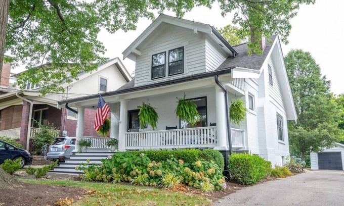 Hyde Park Casa | 1320 Duncan Ave · Hyde Park Hideaway