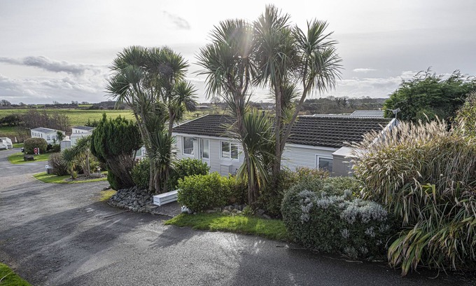 Brynteg Cabaña | 134 Glan Gors - sleeps 6 guests in 3 bedrooms