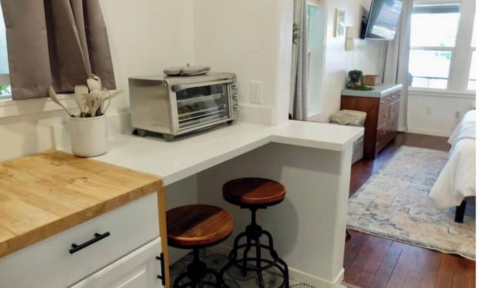 Mariposa Apartamento | #14 Darling Vintage Apt - Historic Downtown Strip