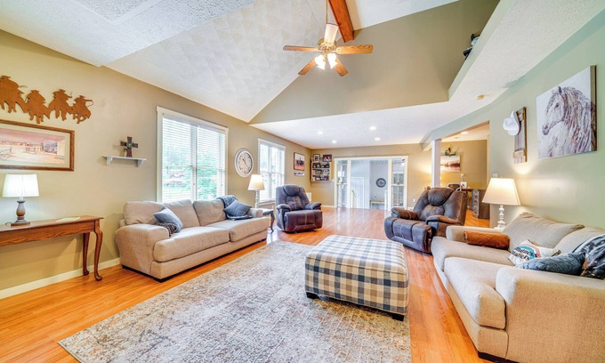 Highview Casa | 14 Mi to Dtwn Louisville: Holiday Vacation Home!