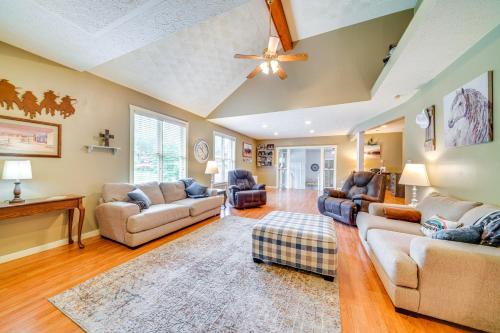 Highview Casa | 14 Mi to Dtwn Louisville Holiday Vacation Home!
