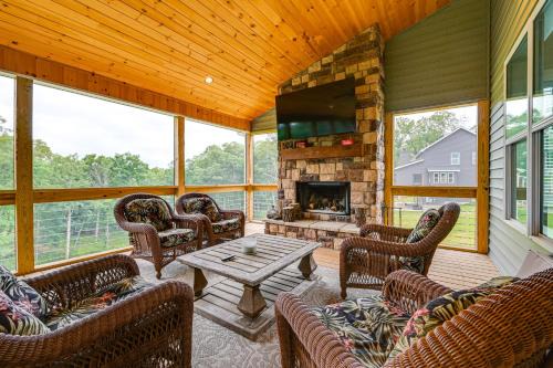 Clarkson Casa | 14 Mi to Mammoth Cave NP Spacious Family Home