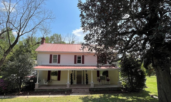 Jefferson Otro | 14 Miles from Athens- 1890s Private Farmhouse Retreat on 15 Acres w/ Barn & Pond