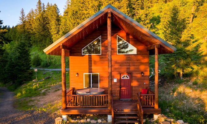 Island Park Cabina | Cerca del parque de Yellowstone. ¡TINA CALIENTE EN CUBIERTA! En la base de la montaña privada.